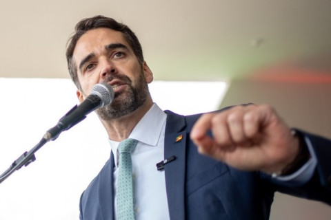 Governador Eduardo Leite veta o fim da taxa de licenciamento de veículos no Rio Grande do Sul