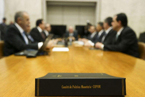Copom reduz taxa básica de juros pela 3ª vez seguida; Selic cai 0,25 ponto e vai a 14,25% ao ano