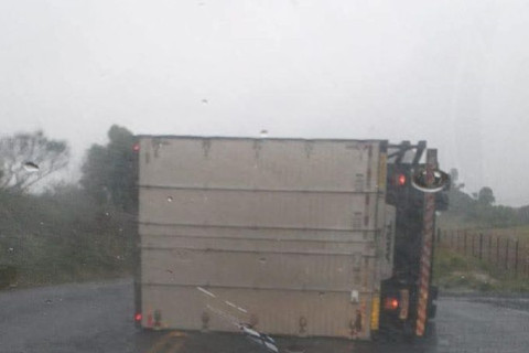 Ventos fortes tombam caminhão e derrubam árvores na RST-481, em Cruz Alta