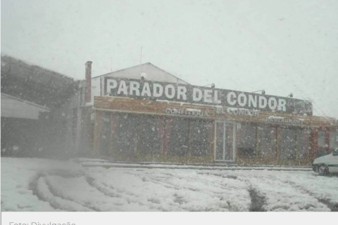 Muita neve na Argentina com o ar gelado a caminho do Sul do Brasil