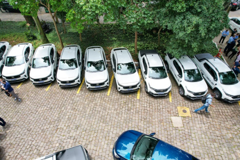 O governador Eduardo Leite entregou para Emater/RS-Ascar, 121 veículos que serão utilizados na Operação Terra Forte