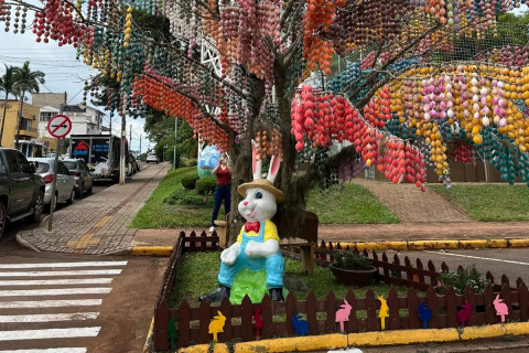 A tradição alemã da Osterbaum — a árvore de Páscoa Encanta comunidade e visitantes
