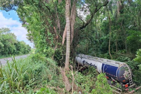 Caminhão-tanque sai da pista na BR-285 entre Ijuí e Panambi
