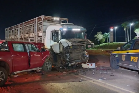 Homem morre em colisão frontal entre caminhonete e caminhão em Ijuí