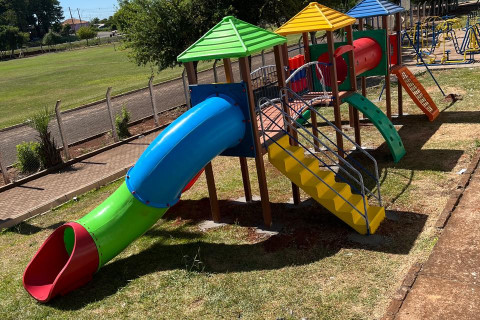 Secretaria Municipal de Educação e Esporte, instalou um novo playground